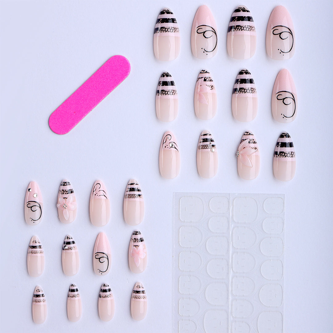 Kunstvolle Nagelverlängerungen mit Eleganten 3D Verzierungen Karnz