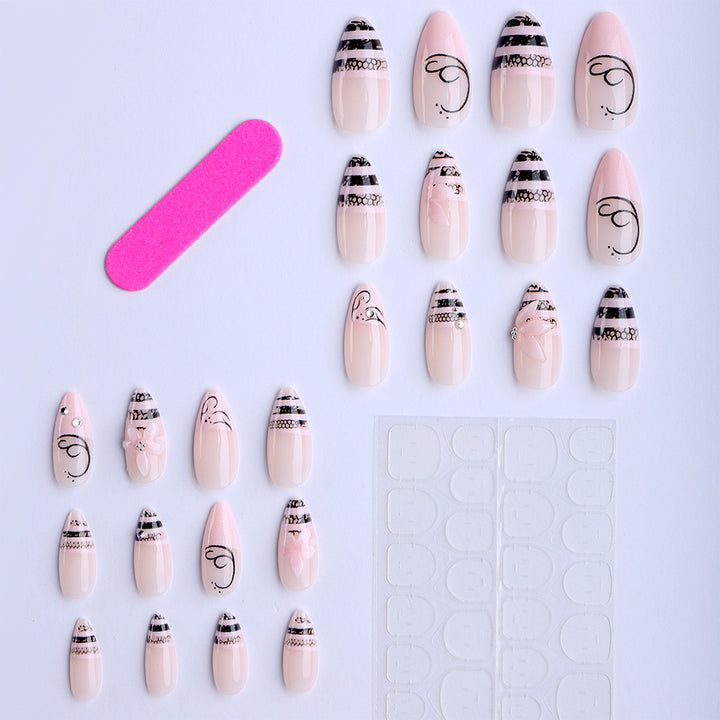 Kunstvolle Nagelverlängerungen mit Eleganten 3D Verzierungen Karnz