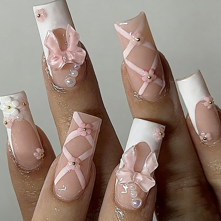 Kunstvolle 3D Nagelspitzen mit Schleifenmotiven Karnz
