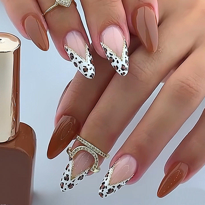 Dekoratives Press-On Nagelset mit einzigartigen Mustern Karnz