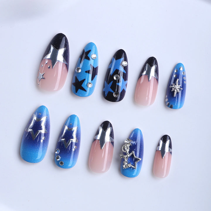 Künstliche Fingernägel mit Starlit Design und Glitzerakzenten Karnz