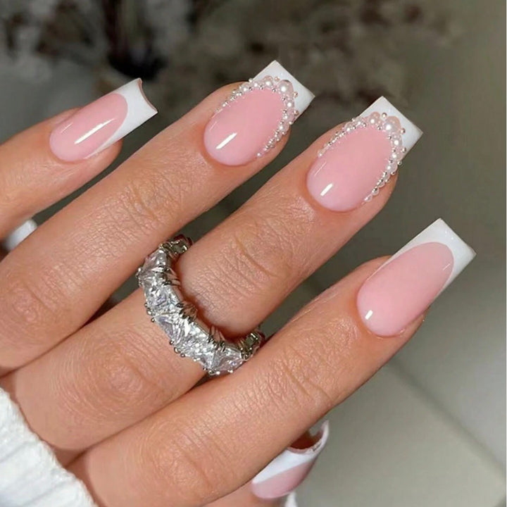 Kunstnagelset mit luxuriösen eleganten Verzierungen Karnz