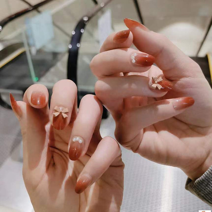 Kunstnägel mit glamourösen Schleifen- und Perlendekor Karnz