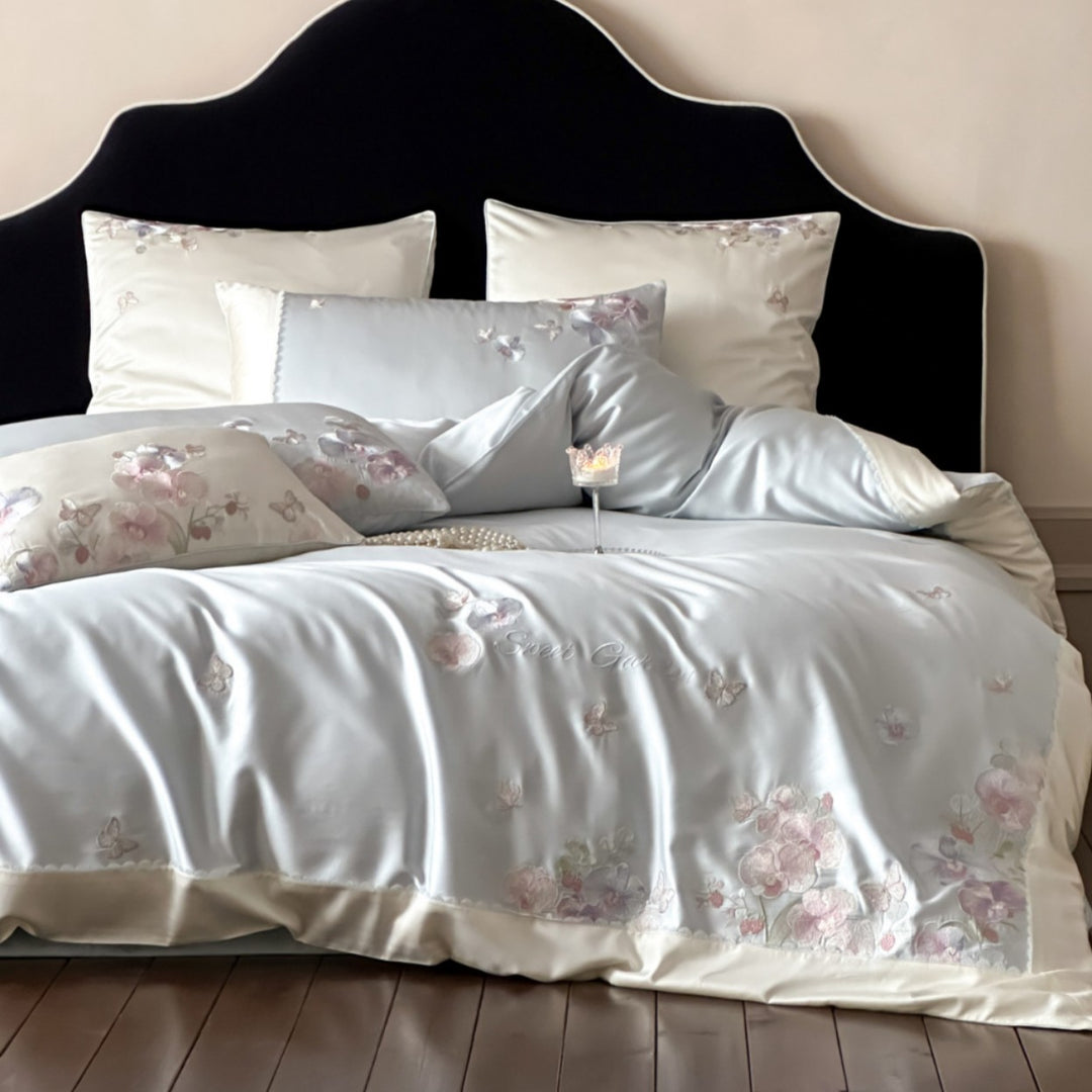 Luxuriöses Satin-Bettwäsche-Set mit floraler Stickerei und Schmetterlings-Applikation