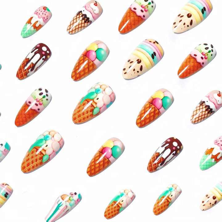 Kreative Kunstnägel mit Eiscreme-Motiv Karnz