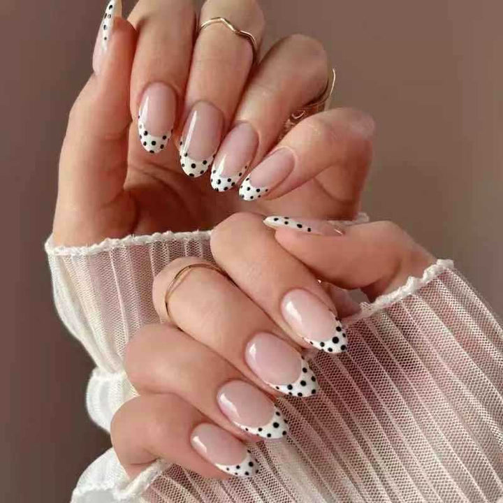 Kunstnagelset mit elegantem French Design und kreativen Punkte-Akzenten Karnz