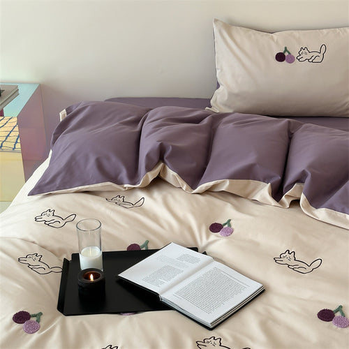 Gesticktes Wendebettwäsche-Set aus Baumwollsatin mit Katzen- und Kirschen-Motiv