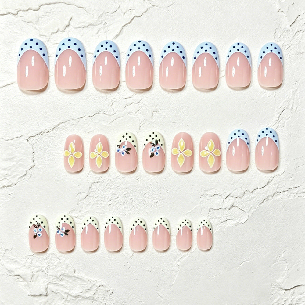 Dekorative florale Nagelkunstspitzen Karnz