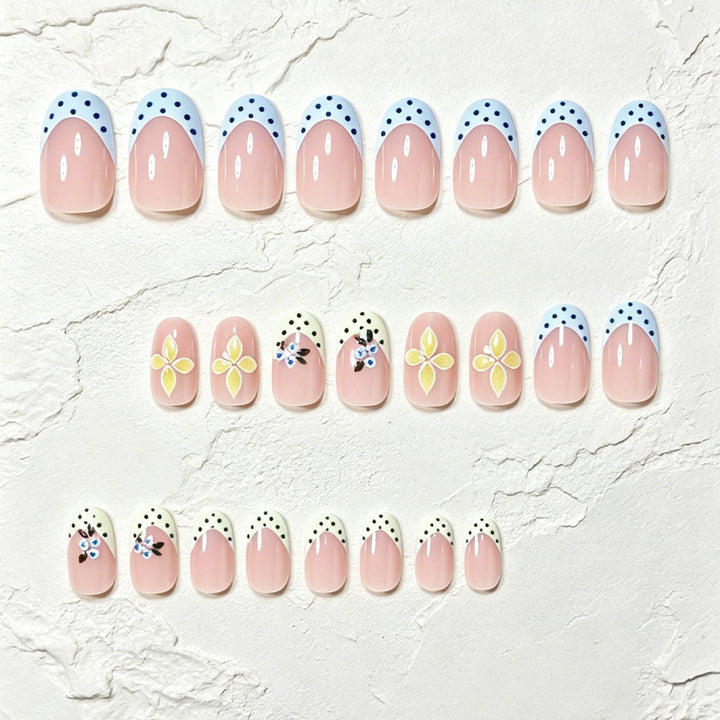 Dekorative florale Nagelkunstspitzen Karnz
