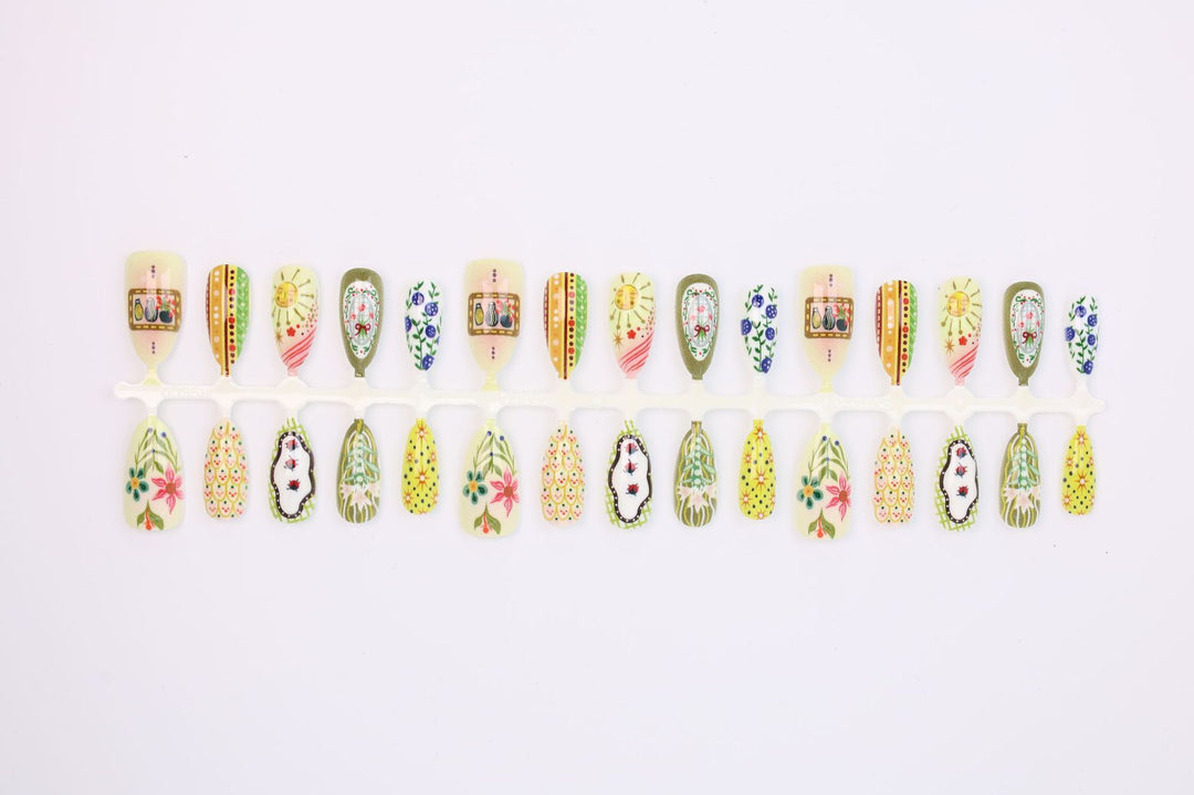 Kunstnagelset mit aufwendigen floralem und buntem Desig Karnz