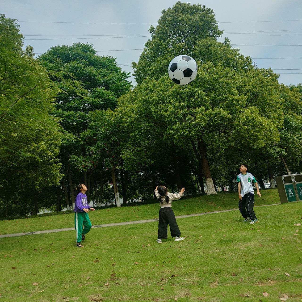 Unisex Aufblasbarer Fußballspielball mit großem Durchmesser Karnz