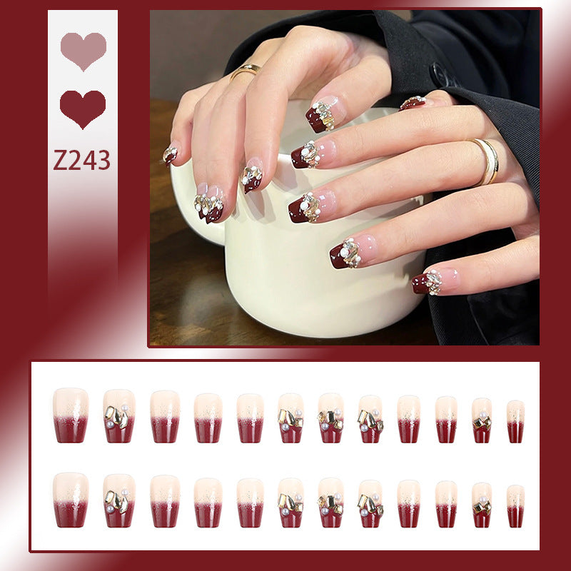 Kunstnagelset mit eleganten Glitzer- und Blumenakzenten Karnz
