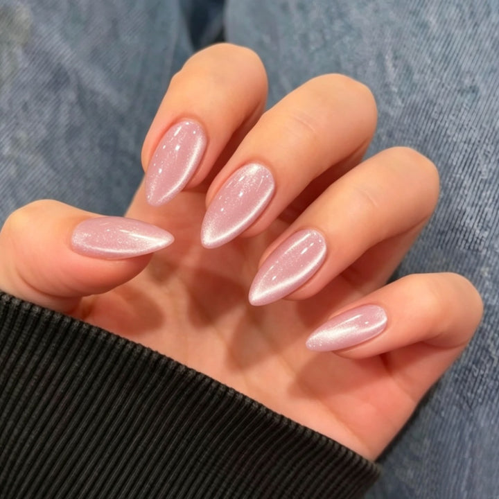 Glamouröse Kunstnägel mit Schimmerndem Effekt und Eleganter Form Karnz