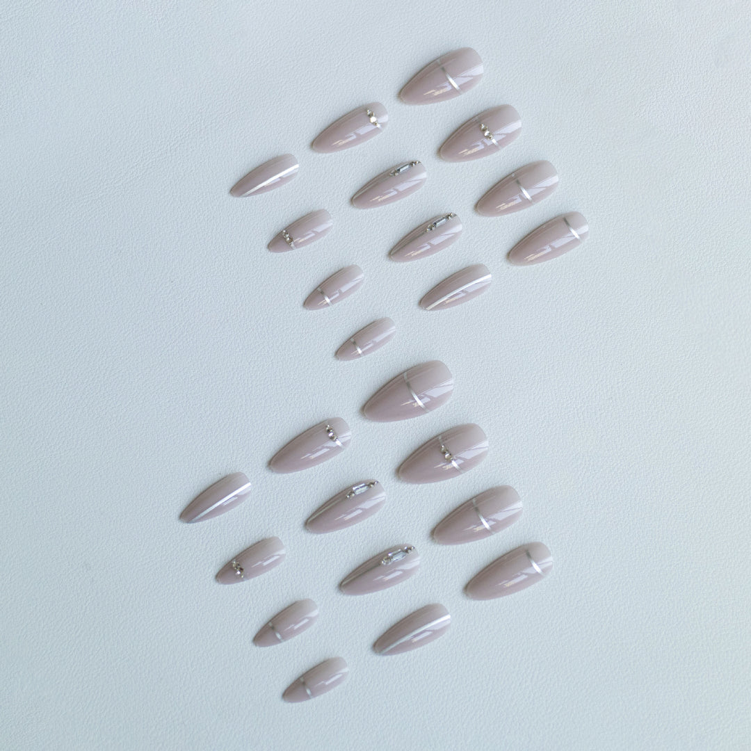 Glamouröse mit Strass akzentuierte Nagelkunst