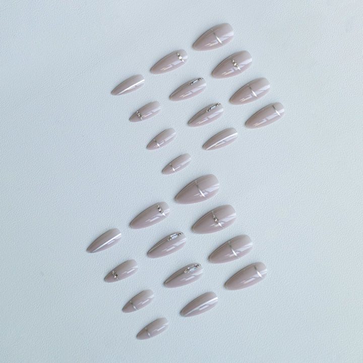 Glamouröse mit Strass akzentuierte Nagelkunst