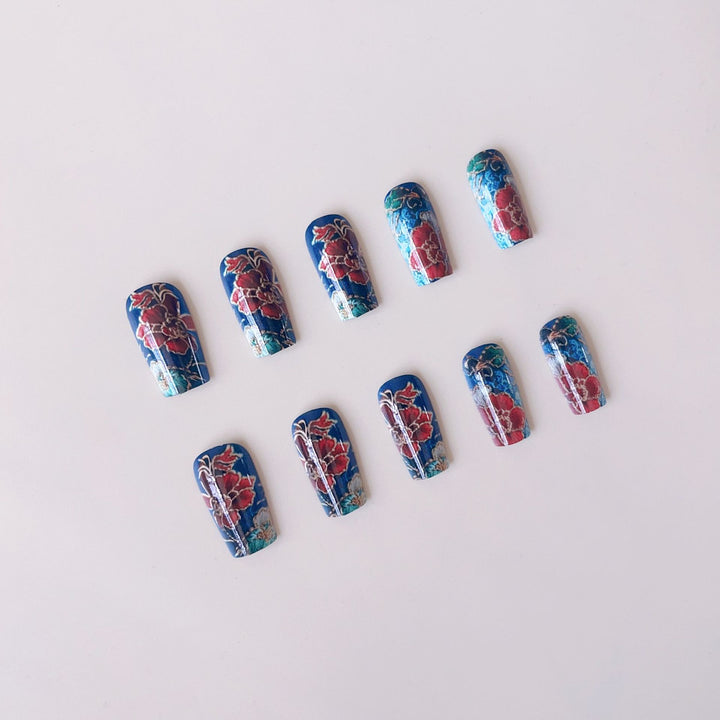 Kunstnagelset mit filigranen floralen Mustern Karnz