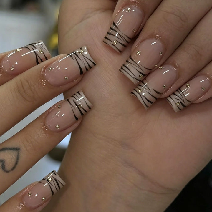Kunstnagel-Set mit eleganten Linien und Glitzerakzenten Karnz