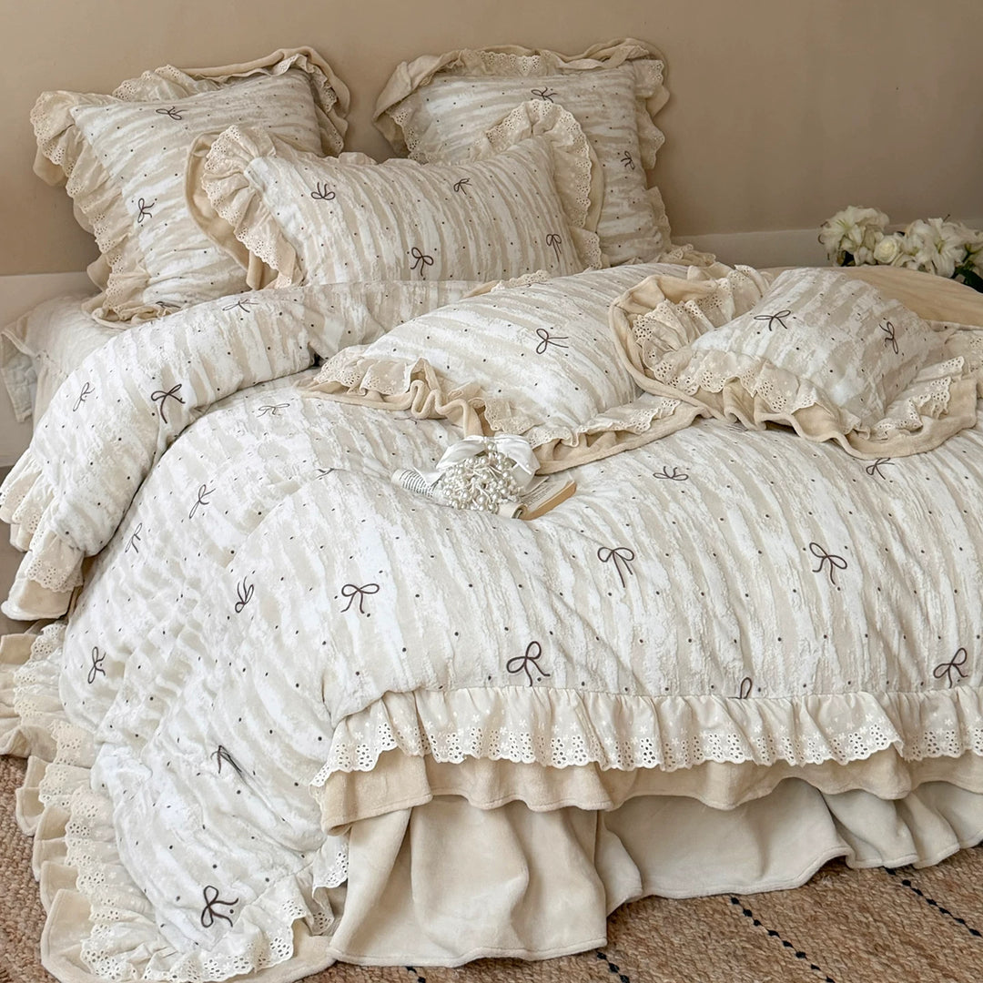 Romantisches Rüschende Steppdeckenbezug-Set mit Ösen-Spitze und Bogenstickerei