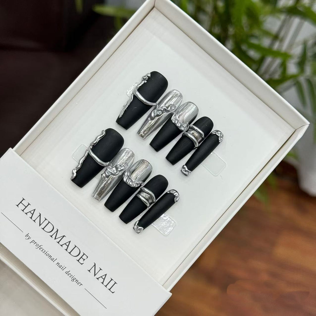 Elegantes handgefertigtes Press-On-Nail-Set mit metallischen Akzentdesigns