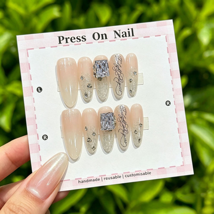 Glamourös Press-On Nagelkunst Set mit dekorativen Strasssteinen