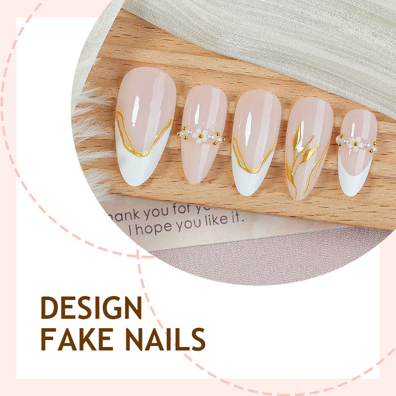 Kunstnagelset mit eleganten Goldakzenten und floralen Designs Karnz