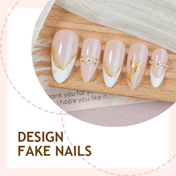 Kunstnagelset mit eleganten Goldakzenten und floralen Designs Karnz