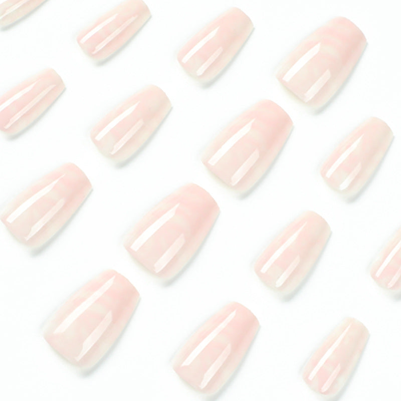 Elegante Nagelverlängerungen mit marmorierten Akzenten Karnz