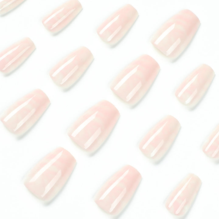 Elegante Nagelverlängerungen mit marmorierten Akzenten Karnz