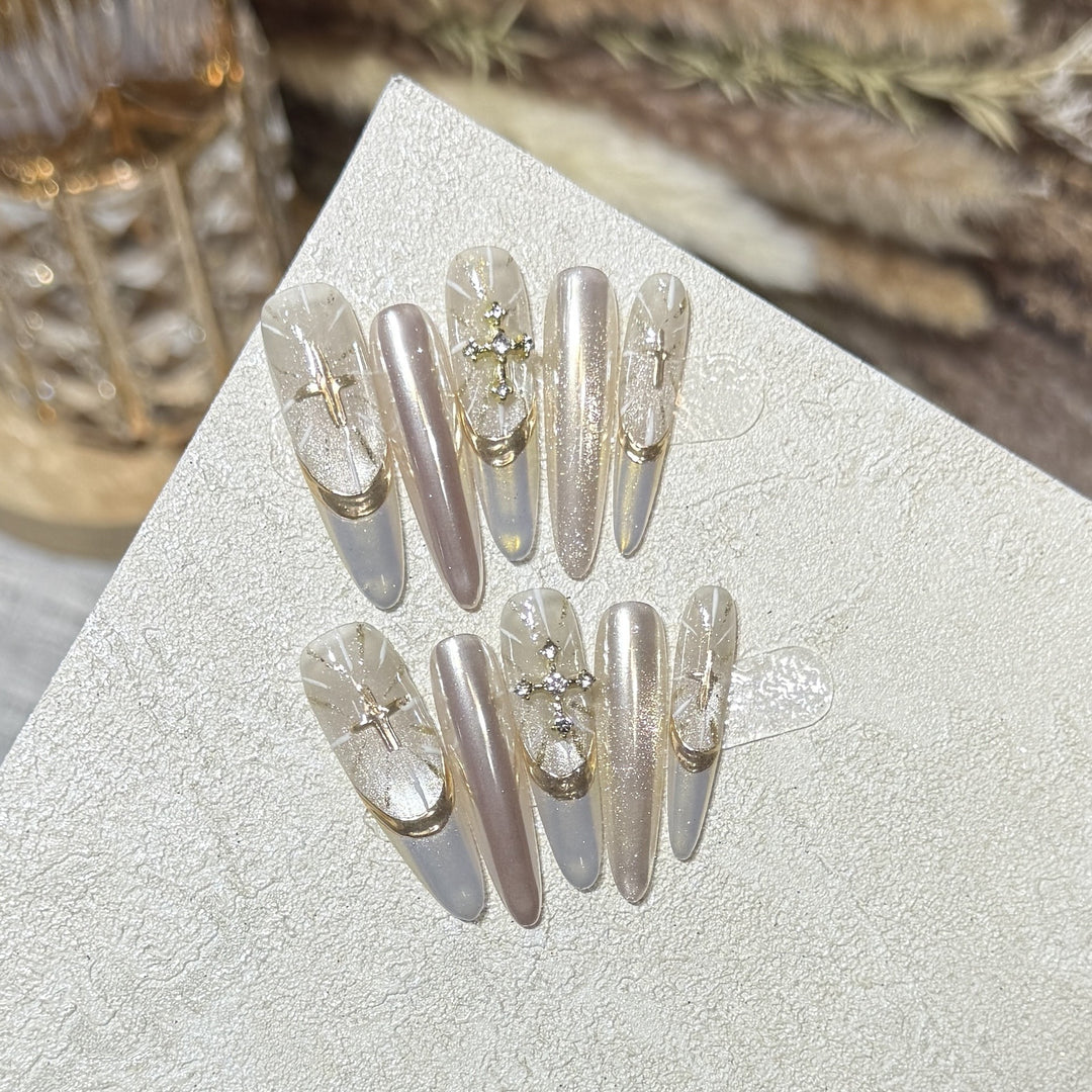 Glamouröse Stiletto Press-On Nail Set mit künstlerischen Akzenten Karnz