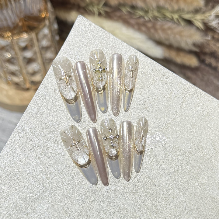 Glamouröse Stiletto Press-On Nail Set mit künstlerischen Akzenten Karnz