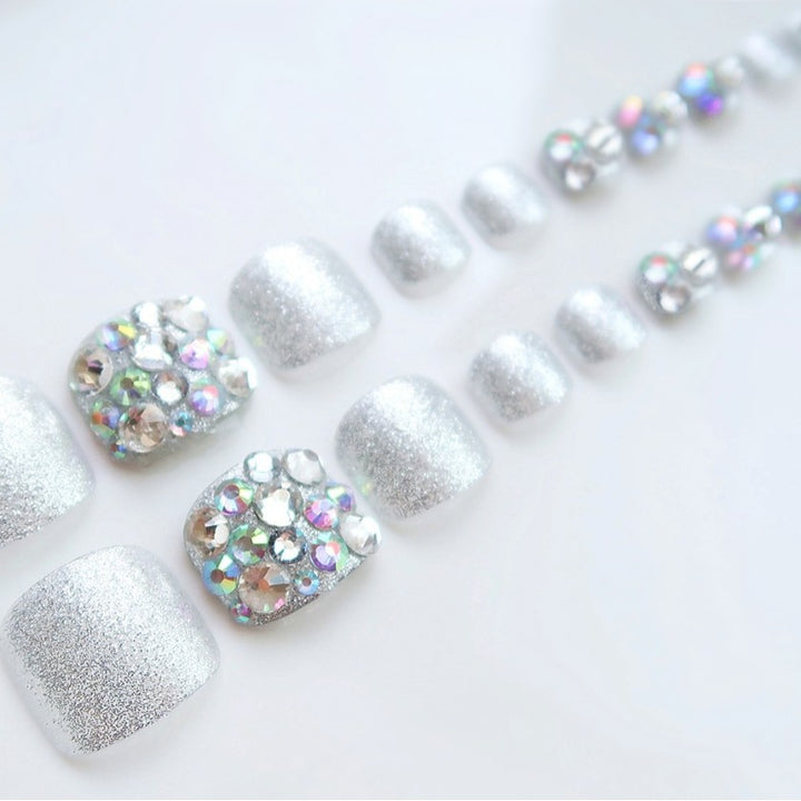 Glitzernde, mit Schmucksteinen verzierte Sandalen Karnz