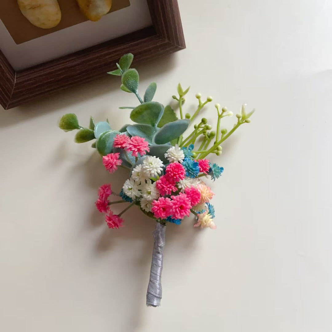 Florale Corsage mit gemischten Sukkulenten