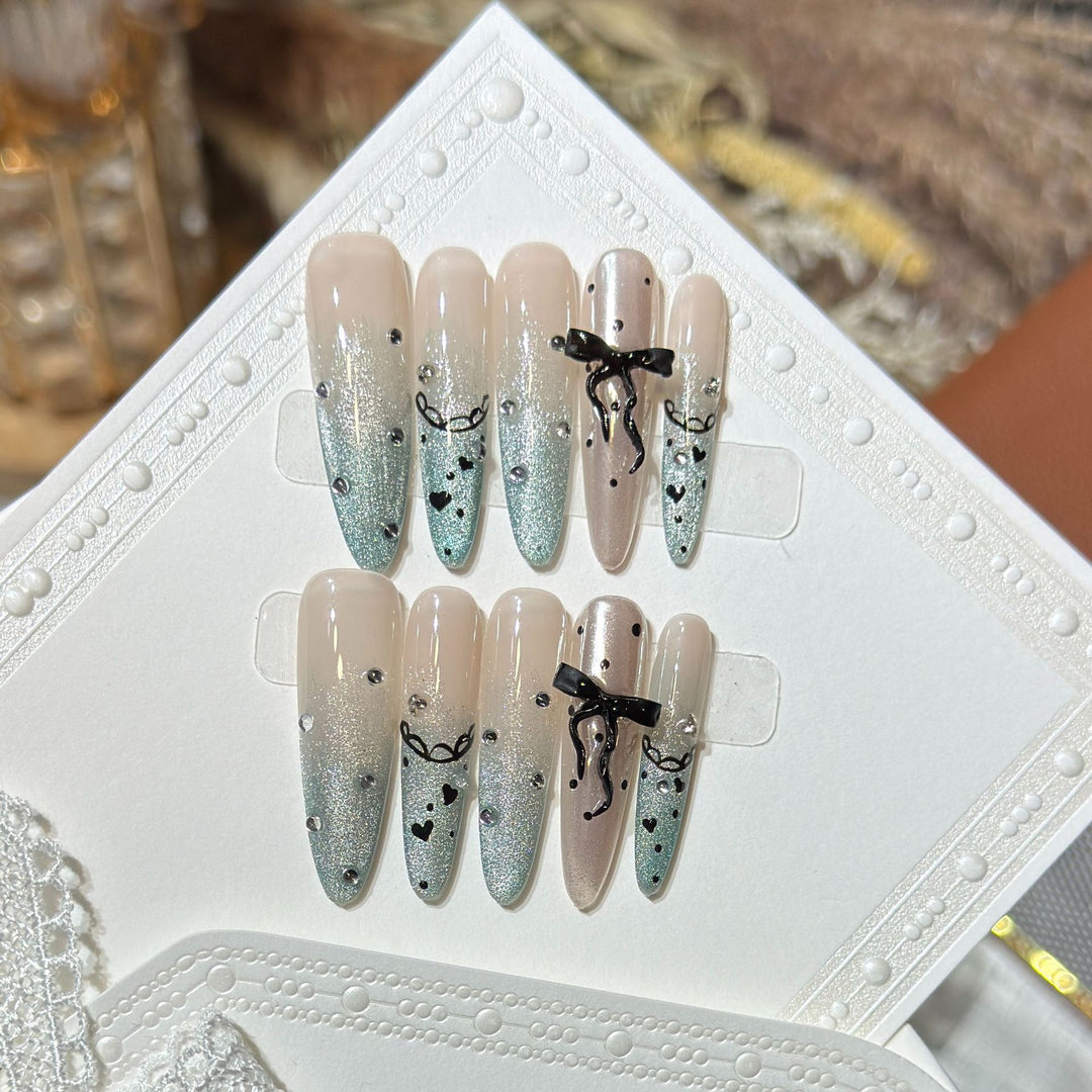 Elegantes Stiletto Press-On Nagelset mit Strass- und Schleifenakzenten Karnz