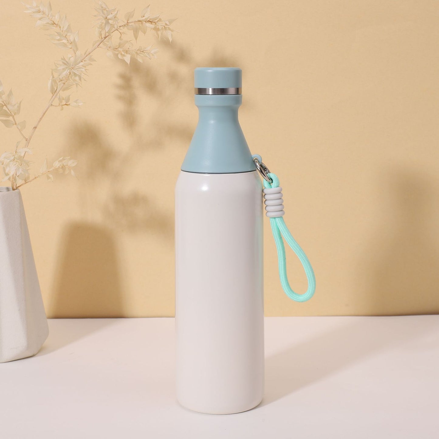 Damen isolierte Wasserflasche mit praktischem Trageband Karnz
