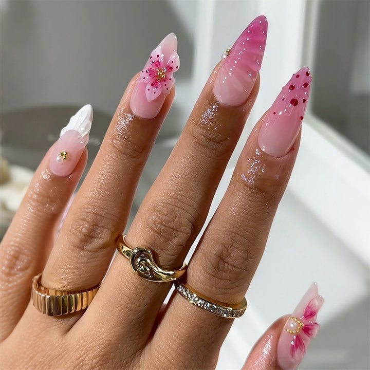 Kreatives Kunstnagelset mit floralen Akzenten Karnz
