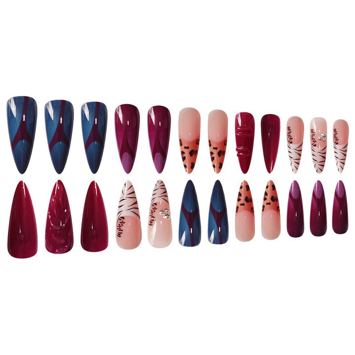 Künstlerische Stiletto-Nagelverlängerungen mit trendigem Tierdruck und Schmuckakzenten Karnz