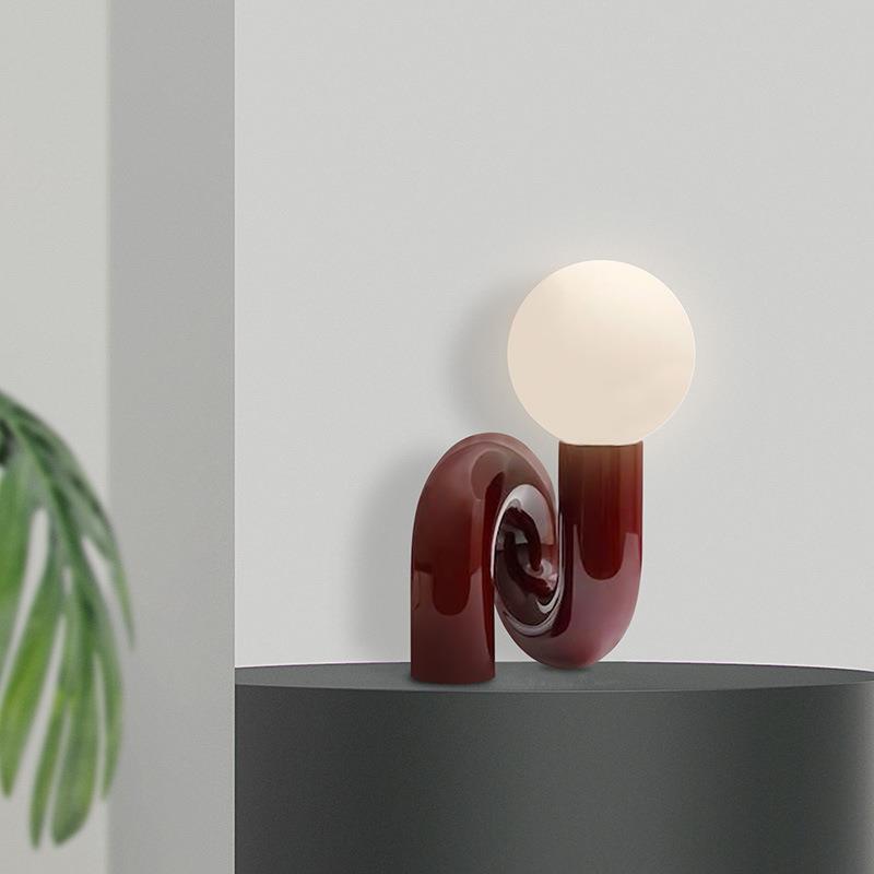 Künstlerische Tischlampe mit einzigartigem Wirbel-Design
