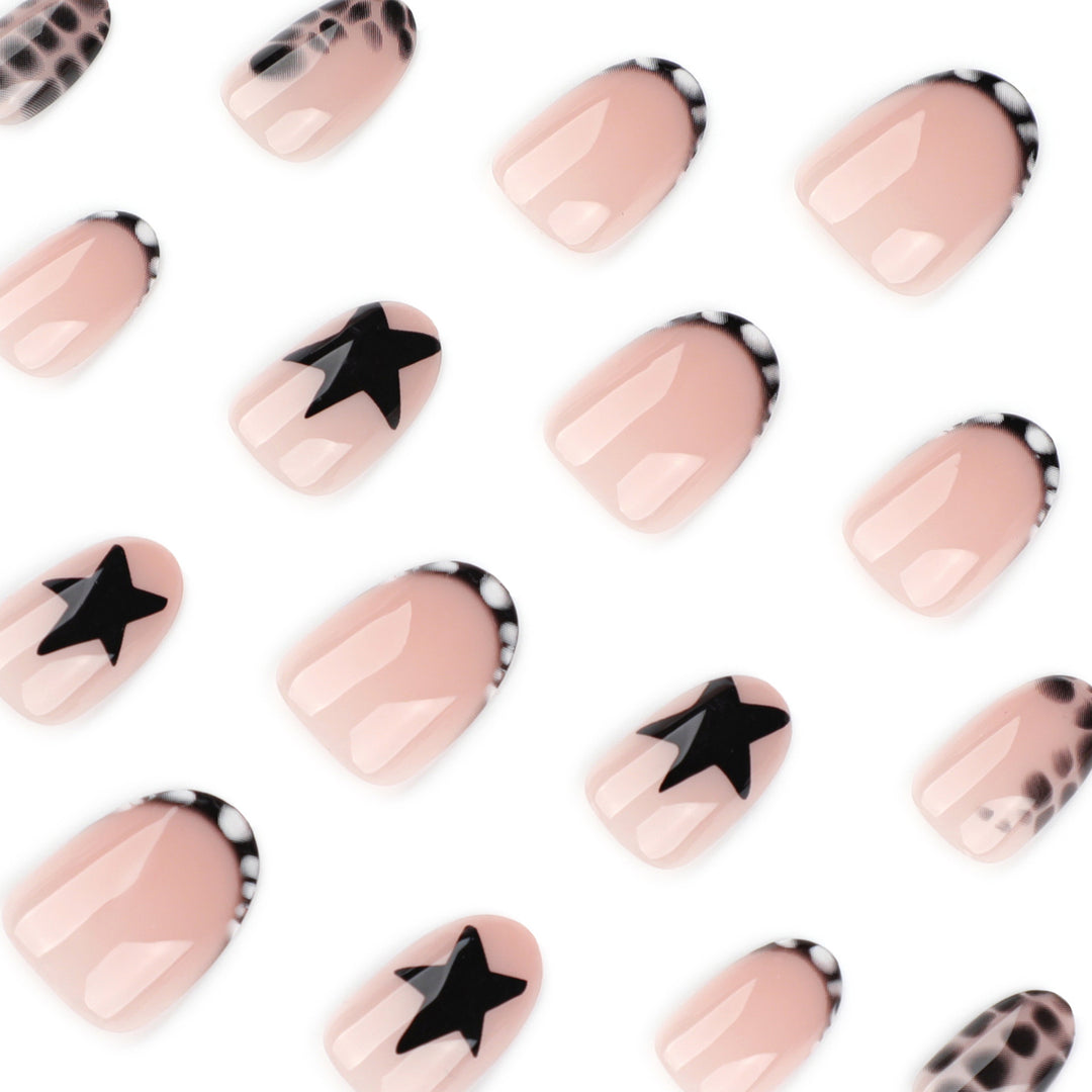 Kreative Nagelkunst mit schimmernden Sternen-Motiven Karnz