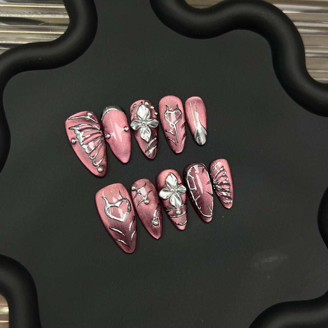 Dekorativer Press-On-Nagelset mit künstlerischen Elementen