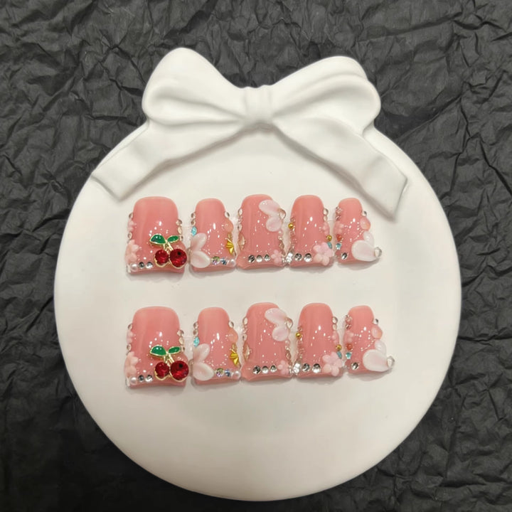 Dekorative Press-On Nail Art Set mit floralen und Kirschakzenten