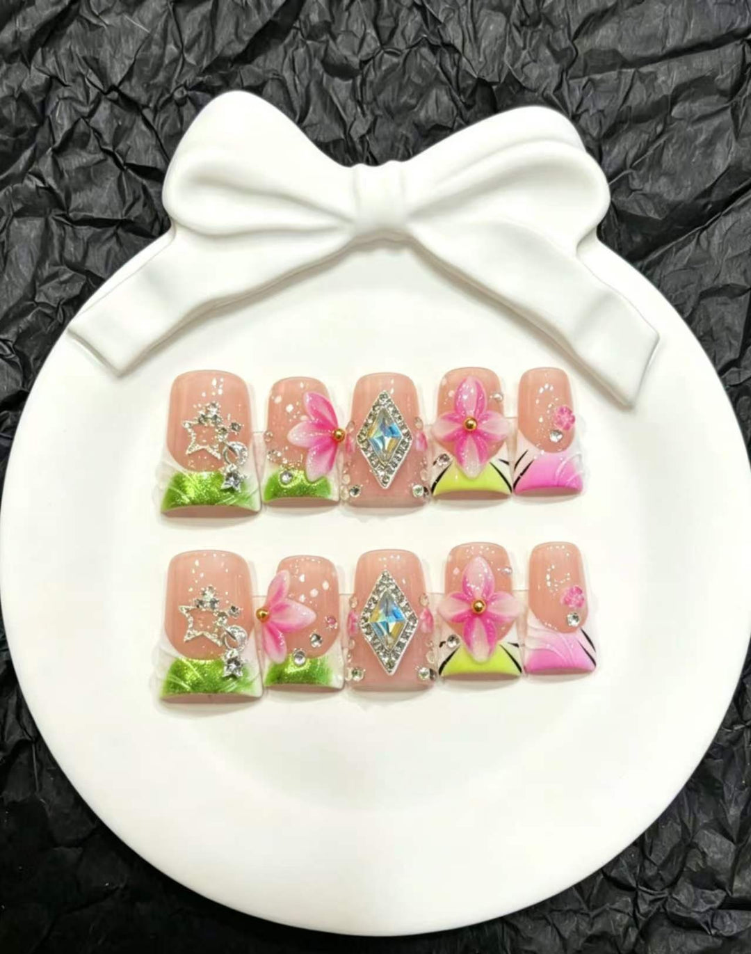 Dekoratives Press-On Nail Art Set mit floralen und Insektenakzenten