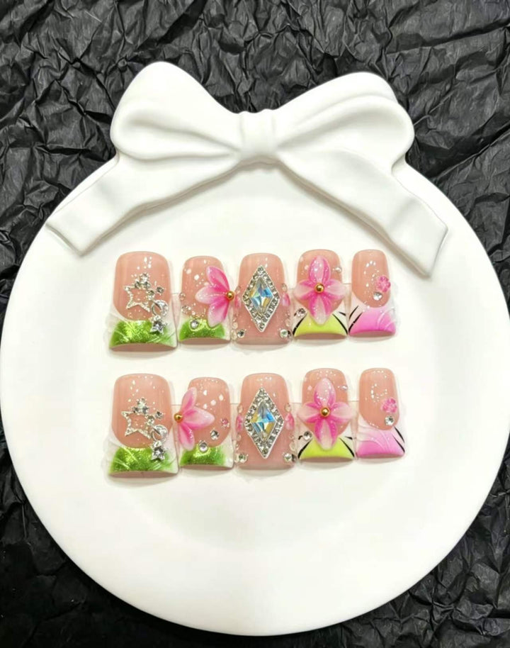 Dekoratives Press-On Nail Art Set mit floralen und Insektenakzenten