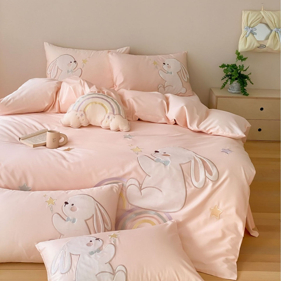 Kindgerechte Bettwäsche-Garnitur mit appliziertem Häschenmotiv, Regenbogen- und Wolkenapplikationen