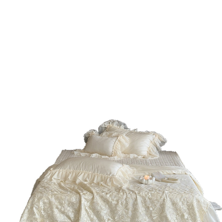 Elegante Satinbettgarnitur mit doppellagigem Chiffon‑Volant und floraler Reliefstickerei
