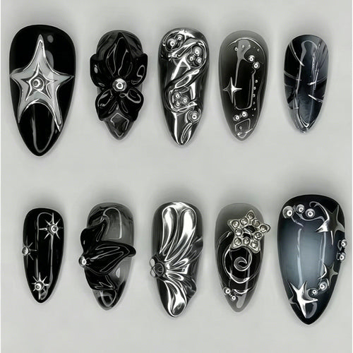 Kunstnägel mit stilvollen metallic Verzierungen Karnz