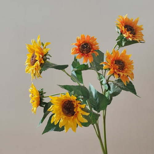 Lebensechte Sonnenblumenstängelarrangements