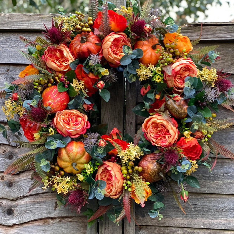 Herbstlicher Türkranz mit kunstvollen Rosen, Mini‑Kürbissen und Eukalyptuszweigen