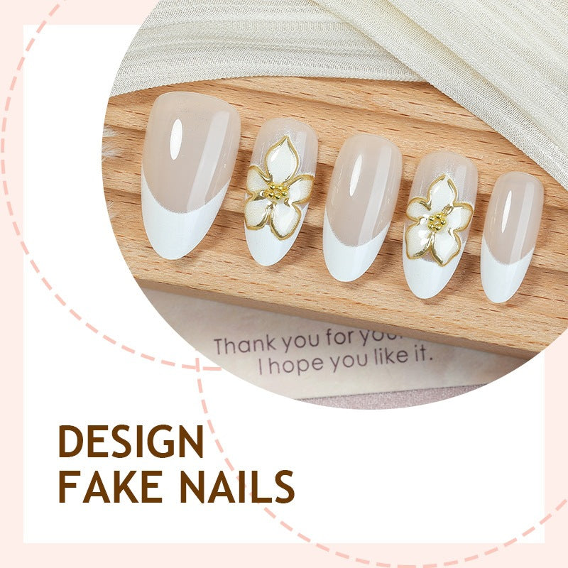 Kunstnagelset mit floralen Akzenten und luxuriösem Glitzer Karnz