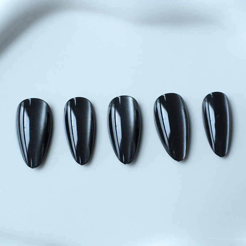 Glänzende Stiletto-Nagelerweiterungen Karnz