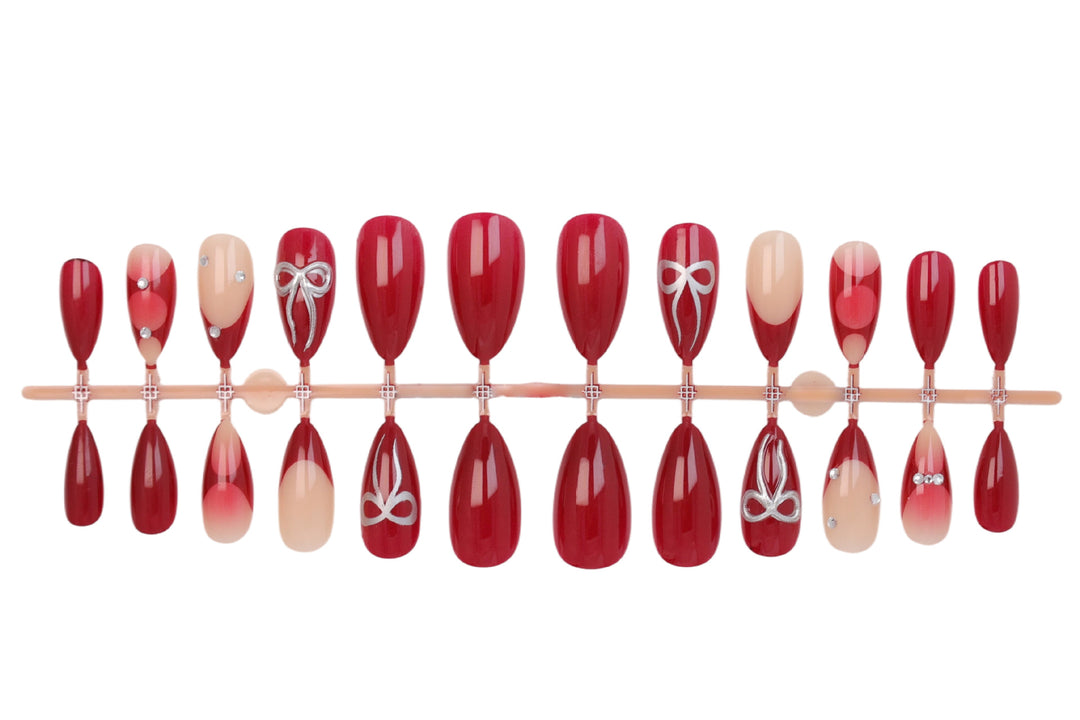 Kunstnagelset mit luxuriösen Glitzer- und Edelsteinverzierungen Karnz